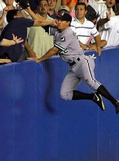 Điều này sẽ xảy ra nếu anh làm đổ bia của CĐV. Điều này sẽ xảy ra nếu anh làm đổ bia của CĐV.