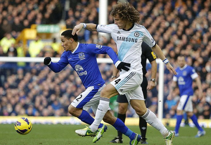 David Luiz đang gặp khó khăn trong việc bắt chặt Steven Pienaar. David Luiz đang gặp khó khăn trong việc bắt chặt Steven Pienaar.