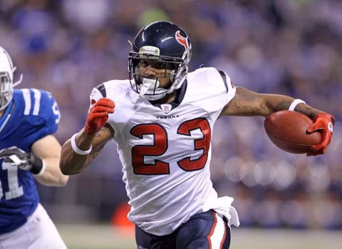 47. Arian Foster – Bóng bầu dục: Foster trở thành một trong những cầu thủ trẻ được quan tâm nhất nước Mỹ khi liên tục phá những kỷ lục của NFL cùng với Houston Texans, trong đó có kỷ lục quãng đường chạy dài nhất trong một mùa giải và kỷ lục số cú touchdown trong 1 trận đấu. Sự xuất hiện của Foster giúp Texans có năm thứ 2 liên tiếp lọt vào loạt playoff.