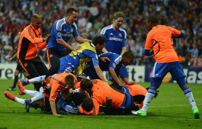 1 năm cũng có thể thay đổi cả bóng đá thế giới chứ chưa nói đến 7-8 năm nữa. Như Chelsea, vẫn còn là một CLB đang chìm sâu trong khủng hoảng trong tháng 3, đến tháng 5 đoạt Champions League, và 6 tháng sau lại thay HLV. Vậy bóng đá châu Âu năm 2020 sẽ như thế nào? Đội bóng nào sẽ thống trị, đội bóng nào sẽ sa sút? 1 năm cũng có thể thay đổi cả bóng đá thế giới chứ chưa nói đến 7-8 năm nữa. Như Chelsea, vẫn còn là một CLB đang chìm sâu trong khủng hoảng trong tháng 3, đến tháng 5 đoạt Champions League, và 6 tháng sau lại thay HLV. Vậy bóng đá châu Âu năm 2020 sẽ như thế nào? Đội bóng nào sẽ thống trị, đội bóng nào sẽ sa sút?