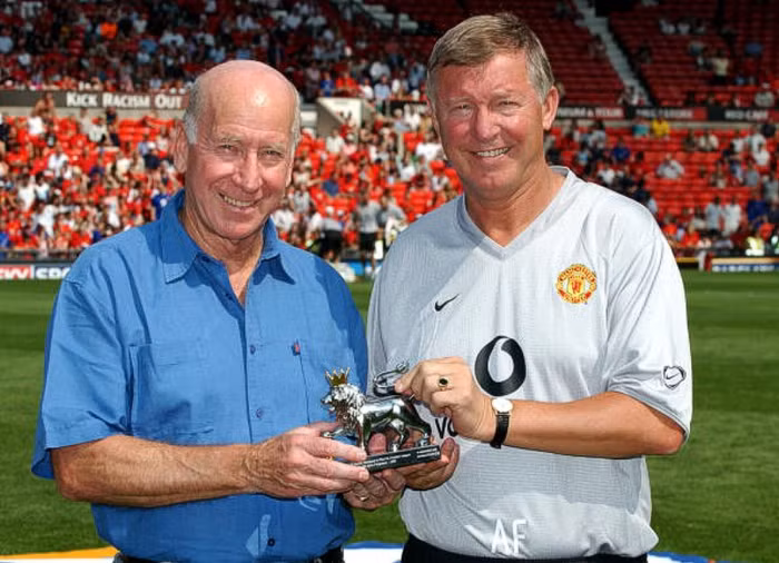 9/8/2003. Sir Alex Ferguson nhận giải thưởng Huấn luyện viên của Thập kỷ từ tay của Sir Bobby Charlton.