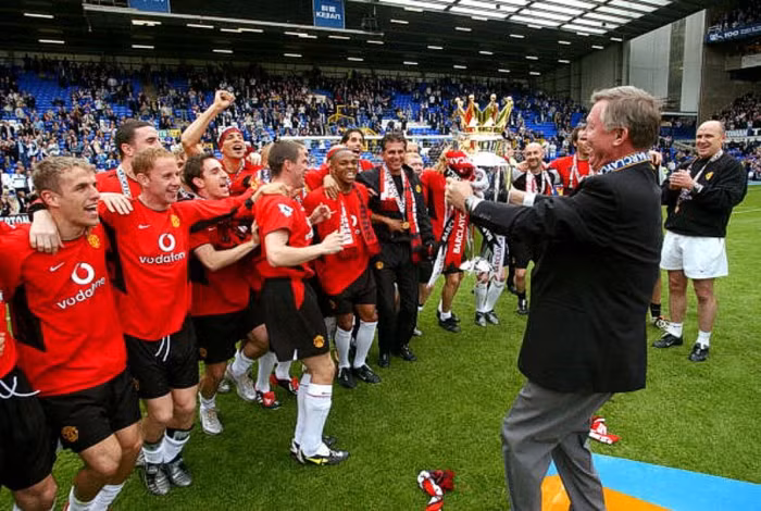 Sir Alex Ferguson trao cúp vô địch Premier League 2002/2003 cho đội trưởng Roy Keane, ảnh chụp ngày 11/5/2003.