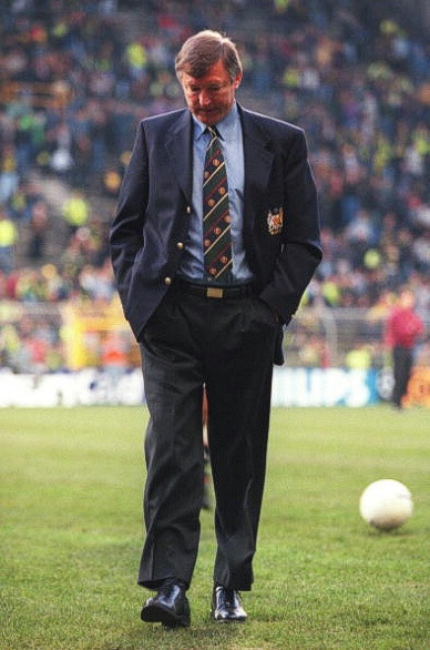 Alex Ferguson trên đường pitch sau khi Manchester United bị Borussia Dortmund đánh bại 1-0 tại bán kết Champions League 1997. Alex Ferguson trên đường pitch sau khi Manchester United bị Borussia Dortmund đánh bại 1-0 tại bán kết Champions League 1997.