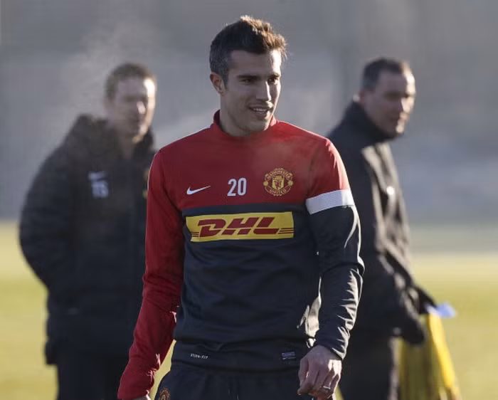 Kể từ sau khi chuyển tới Man Utd từ Arsenal với giá 24 triệu bảng, Van Persie đã và đang ghi bàn một cách rất đều đặn, thậm chí là ghi bàn cả vào những phút cuối lẫn trong những trận quan trọng mà ví dụ là derby Manchester mới đây. Và anh đã 29 tuổi, tức sẽ không lâu nữa bước sang tuổi 30. Kể từ sau khi chuyển tới Man Utd từ Arsenal với giá 24 triệu bảng, Van Persie đã và đang ghi bàn một cách rất đều đặn, thậm chí là ghi bàn cả vào những phút cuối lẫn trong những trận quan trọng mà ví dụ là derby Manchester mới đây. Và anh đã 29 tuổi, tức sẽ không lâu nữa bước sang tuổi 30.