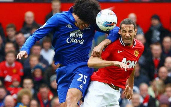 Evra đánh đầu chạm cột dọc ở phút 80, và anh đã phải nuối tiếc khi Jelavic rút ngắn 3-4 với cú vô-lê chỉ 3 phút sau. Và ở phút 85, Fellaini có một pha xoay xở tuyệt vời trước khi tìm được Pienaar, người đánh bại De Gea ở góc gần trong thế không ai kèm. Một cú vô-lê của Rio Ferdinand ở phút 91 bị Tim Howard cản phá, và Man Utd đánh mất 2 điểm. City thắng 2-0 trước Wolves trong cùng ngày, và sau đó họ đánh bại M.U ở trận derby để đoạt ngôi đầu nhờ hiệu số. Evra đánh đầu chạm cột dọc ở phút 80, và anh đã phải nuối tiếc khi Jelavic rút ngắn 3-4 với cú vô-lê chỉ 3 phút sau. Và ở phút 85, Fellaini có một pha xoay xở tuyệt vời trước khi tìm được Pienaar, người đánh bại De Gea ở góc gần trong thế không ai kèm. Một cú vô-lê của Rio Ferdinand ở phút 91 bị Tim Howard cản phá, và Man Utd đánh mất 2 điểm. City thắng 2-0 trước Wolves trong cùng ngày, và sau đó họ đánh bại M.U ở trận derby để đoạt ngôi đầu nhờ hiệu số.