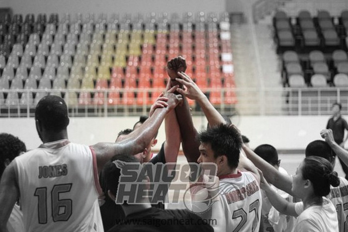 Mùa giải vô địch bóng rổ chuyên nghiệp Đông Nam Á (ABL) 2012 để lại nhiều điều tiếc nuối nhưng cũng đầy dấu hiệu khởi sắc cho Saigon Heat, đội bóng rổ chuyên nghiệp duy nhất của Việt Nam hiện nay. Đó là mùa giải đầu tiên mà Saigon Heat dự tranh, hay nói chính xác hơn thì đó là mùa giải đầu tiên Việt Nam có một CLB bóng rổ dự tranh, nhưng một Heat non trẻ đã thi đấu rất tốt và về đích với vị trí thứ 6 trong 8 đội. Trung phong Jonathan Jones lọt vào top 3 ứng cử viên cho danh hiệu MVP của giải đấu, và Saigon Heat gây ấn tượng mạnh với màn lội ngược dòng trong 30 giây cuối trước Indonesia Warriors.