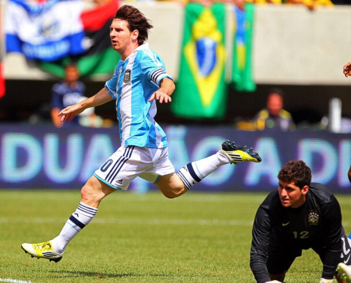 Lúc này Aguero mới vào sân, và anh có quả phạt góc để Federico Fernandez gỡ hòa cho Albiceleste ở phút 76. Và đến phút 85, Messi vượt qua hàng thủ Brazil từ cánh phải trước khi đánh bại Romero từ đúng vị trí mà anh đã ghi bàn vào lưới thủ môn này 2 năm trước, ấn định thắng lợi cho Argentina. Lúc này Aguero mới vào sân, và anh có quả phạt góc để Federico Fernandez gỡ hòa cho Albiceleste ở phút 76. Và đến phút 85, Messi vượt qua hàng thủ Brazil từ cánh phải trước khi đánh bại Romero từ đúng vị trí mà anh đã ghi bàn vào lưới thủ môn này 2 năm trước, ấn định thắng lợi cho Argentina.