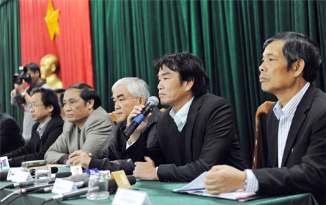 HLV Phan Thanh Hùng trong cuộc họp thường trực LĐBĐ VN hậu AFF Cup 2012 HLV Phan Thanh Hùng trong cuộc họp thường trực LĐBĐ VN hậu AFF Cup 2012