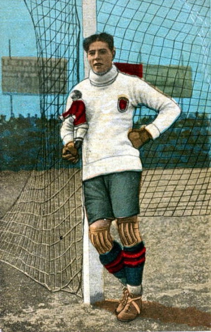 Thập kỷ 1920 - Ricardo Zamora: Một thủ môn chơi xuất sắc trong một thời gian dài tới nỗi một giải thưởng được đề tên mình thì đó hẳn phải là một cầu thủ vĩ đại. Ricardo Zamora đã biến tên mình trở thành một giải thưởng trao cho thủ môn xuất sắc nhất mùa giải La Liga. Trong thập niên 1920, Zamora đã có 2 chức vô địch TBN, 5 cúp Quốc gia và 1 huy chương Bạc cùng 46 lần khoác áo đội tuyển.