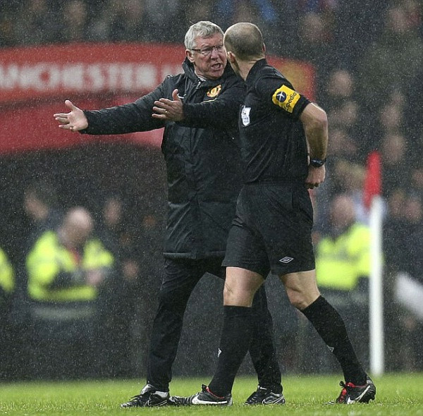 Đây là hình ảnh Sir Alex Ferguson phàn nàn với trọng tài chính Mike Dean trước khi bắt đầu hiệp 2 trận Man Utd - Newcastle tại Old Trafford vừa qua. Lời phàn nàn của Ferguson liên quan đến tình huống Jonny Evans đánh đầu phản lưới nhà khiến Newcastle vượt lên dẫn 2-1, và theo Ferguson thì Papiss Cisse đã chạm bóng trong tình huống đó và Newcastle lẽ ra phải bị thổi việt vị. Mike Dean ban đầu không công nhận bàn thắng, nhưng ông đổi ý sau khi tham khảo các trợ lý. Đây là hình ảnh Sir Alex Ferguson phàn nàn với trọng tài chính Mike Dean trước khi bắt đầu hiệp 2 trận Man Utd - Newcastle tại Old Trafford vừa qua. Lời phàn nàn của Ferguson liên quan đến tình huống Jonny Evans đánh đầu phản lưới nhà khiến Newcastle vượt lên dẫn 2-1, và theo Ferguson thì Papiss Cisse đã chạm bóng trong tình huống đó và Newcastle lẽ ra phải bị thổi việt vị. Mike Dean ban đầu không công nhận bàn thắng, nhưng ông đổi ý sau khi tham khảo các trợ lý.