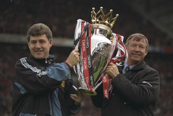 10. Thăng Brian Kidd lên trợ lý HLV (1991): Chính là Brian Kidd – một cựu sát thủ trong chức vô địch 1968 của Manchester United tại cúp châu Âu – đã mang tới cho Sir Alex Ferguson, Manchester United và bóng đá thế giới một thế hệ tài năng. Khi Kidd thay thế trợ lý Archie Knox, đây cũng là lúc Kidd giới thiệu cho Sir Alex những ngôi sao tương lai của Old Trafford: Ryan Giggs, David Beckham và Paul Scholes. Hiện tại Kidd đang làm trợ lý cho Roberto Mancini tại Man City. 10. Thăng Brian Kidd lên trợ lý HLV (1991): Chính là Brian Kidd – một cựu sát thủ trong chức vô địch 1968 của Manchester United tại cúp châu Âu – đã mang tới cho Sir Alex Ferguson, Manchester United và bóng đá thế giới một thế hệ tài năng. Khi Kidd thay thế trợ lý Archie Knox, đây cũng là lúc Kidd giới thiệu cho Sir Alex những ngôi sao tương lai của Old Trafford: Ryan Giggs, David Beckham và Paul Scholes. Hiện tại Kidd đang làm trợ lý cho Roberto Mancini tại Man City.