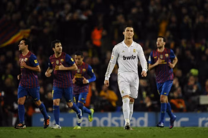 Tuy nhiên, Ronaldo rút ngắn tổng tỷ số xuống 2-4 ở phút 68 trước khi Benzema xác lập cách biệt 1 bàn 4 phút sau đó. Barcelona trụ vững trong các phút còn lại và hy vọng của Real chấm dứt khi Sergio Ramos bị đuổi khỏi sân vì đánh tay với Sergio Busquets.