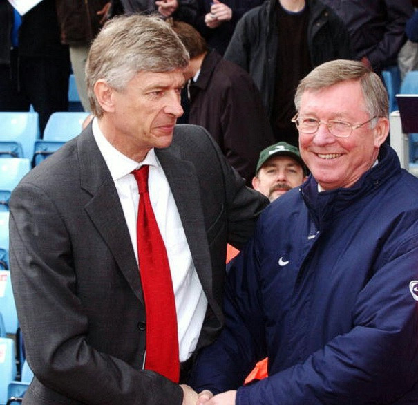 Arsene Wenger và Sir Alex Ferguson trong một trận đấu ở FA Cup giữa Manchester United và Arsenal, cuối năm 2004. Arsene Wenger và Sir Alex Ferguson trong một trận đấu ở FA Cup giữa Manchester United và Arsenal, cuối năm 2004.