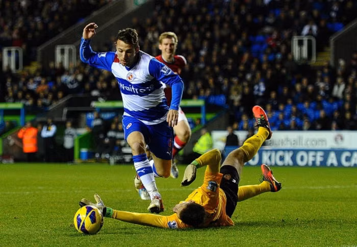 8. Reading 5-7 Arsenal (vòng 1/16 Capital One Cup, 30/10/2012): Reading kết thúc hiệp 1 với một tỷ số khó tin, khi lần lượt Jason Roberts, bàn phản lưới nhà của Laurent Koscielny, Mikele Leigertwood và Noel Hunt đưa Reading dẫn trước 4-0 trong 46 phút, nhưng trước giờ nghỉ Theo Walcott mang lại hy vọng cho Arsenal.