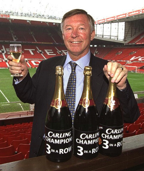Sir Alex Ferguson bên cạnh 3 chai rượu tượng trưng cho 3 chức vô địch Premier League liên tiếp từ 1999 tới 2001 của Manchester United. Sir Alex Ferguson bên cạnh 3 chai rượu tượng trưng cho 3 chức vô địch Premier League liên tiếp từ 1999 tới 2001 của Manchester United.