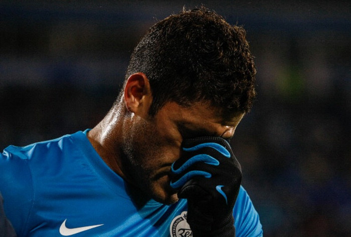 10. Hulk: Sau vụ chuyển nhượng lắm tiền từ Porto sang Zenit, Hulk nhanh chóng trở thành kẻ bị ghét nhất ở St. Petersburg. Nhổ vào mặt đội trưởng Igor Denisov, bị báo chí Nga chỉ trích vì ăn lương quá cao, bị đồng đội ca thán rằng lười tập luyện và làm gương xấu cho các cầu thủ khác, và mới đây nhất là phản đối quyết định thay người của HLV Luciano Spaletti và tuyên bố luôn mình sẽ bỏ CLB. Vậy mà cách đây nửa năm người ta đang nói Hulk sẽ là tân binh của Chelsea. 10. Hulk: Sau vụ chuyển nhượng lắm tiền từ Porto sang Zenit, Hulk nhanh chóng trở thành kẻ bị ghét nhất ở St. Petersburg. Nhổ vào mặt đội trưởng Igor Denisov, bị báo chí Nga chỉ trích vì ăn lương quá cao, bị đồng đội ca thán rằng lười tập luyện và làm gương xấu cho các cầu thủ khác, và mới đây nhất là phản đối quyết định thay người của HLV Luciano Spaletti và tuyên bố luôn mình sẽ bỏ CLB. Vậy mà cách đây nửa năm người ta đang nói Hulk sẽ là tân binh của Chelsea.