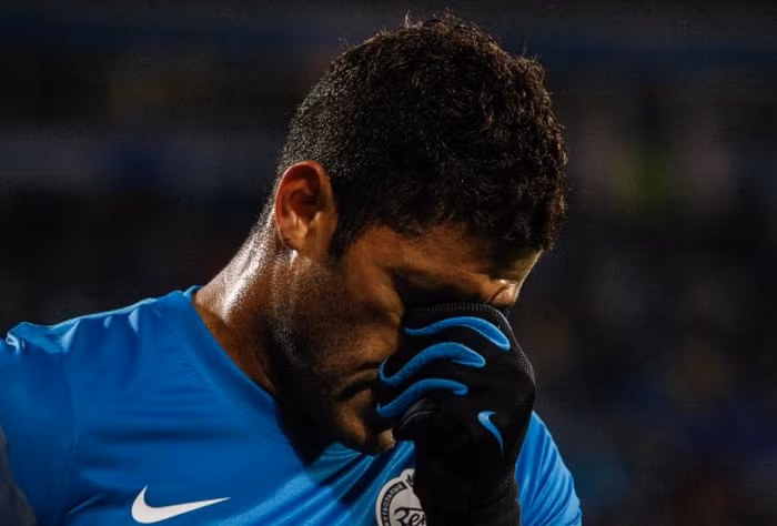 10. Hulk: Sau vụ chuyển nhượng lắm tiền từ Porto sang Zenit, Hulk nhanh chóng trở thành kẻ bị ghét nhất ở St. Petersburg. Nhổ vào mặt đội trưởng Igor Denisov, bị báo chí Nga chỉ trích vì ăn lương quá cao, bị đồng đội ca thán rằng lười tập luyện và làm gương xấu cho các cầu thủ khác, và mới đây nhất là phản đối quyết định thay người của HLV Luciano Spaletti và tuyên bố luôn mình sẽ bỏ CLB. Vậy mà cách đây nửa năm người ta đang nói Hulk sẽ là tân binh của Chelsea.