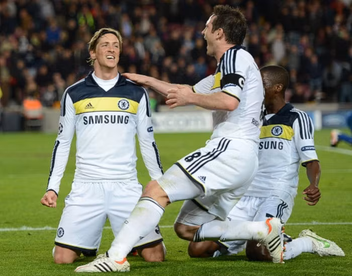 Ngay trước giờ nghỉ, một cú phất dài của Lampard từ phần sân Chelsea giúp Ramires lốp bóng qua đầu Victor Valdes, và Chelsea có lợi thế bàn thắng sân khách từ lúc này. 3 phút sau khi bắt đầu hiệp 2, Drogba đốn ngã Fabregas trong khu 16m50 Chelsea, nhưng Lionel Messi sút bóng đập trúng xà ngang. 10 phút trước khi hết giờ, Messi ở vào thế đối mặt với Cech nhưng sút trúng cột dọc, và ở phút 90+2, hàng thủ Barca dâng hết lên phần sân Chelsea khiến Fernando Torres không thể bị chặn lại khi có bóng từ cú phá lên của Ashley Cole. El Nino vòng qua Victor Valdes trước khi đâm nhát dao quyết định để biến Barcelona thành cựu vương châu Âu.