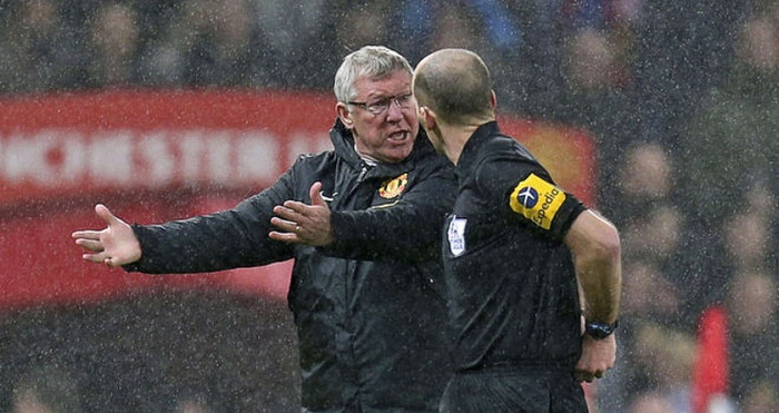 Trận thắng 4-3 của Man Utd trước Newcastle trong ngày lễ Boxing Day giúp họ bỏ xa Man City 7 điểm ở vị trí thứ nhất trên BXH Premier League. Tuy nhiên, Sir Alex Ferguson sẽ phải đối mặt với án phạt từ FA sau khi đã tranh cãi với trọng tài Mike Dean và các trợ lý khi trận đấu diễn ra. Trận thắng 4-3 của Man Utd trước Newcastle trong ngày lễ Boxing Day giúp họ bỏ xa Man City 7 điểm ở vị trí thứ nhất trên BXH Premier League. Tuy nhiên, Sir Alex Ferguson sẽ phải đối mặt với án phạt từ FA sau khi đã tranh cãi với trọng tài Mike Dean và các trợ lý khi trận đấu diễn ra.