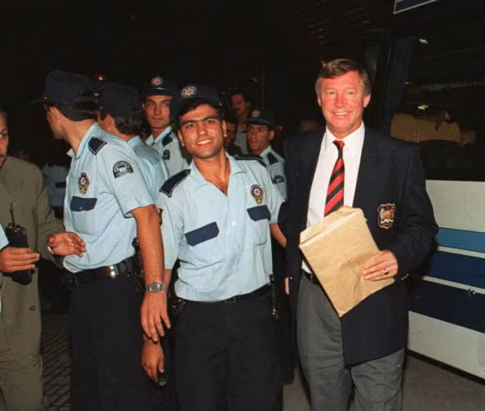 28/9/1994. Alex Ferguson được chào đón bởi các nhân viên an ninh Thổ Nhĩ Kỳ khi Manchester United đến làm khách trước Galatasaray trong khuôn khổ Champions League.