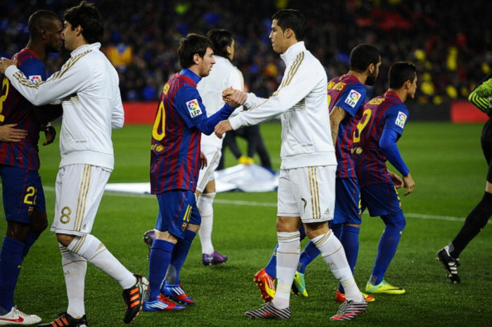 7. Barcelona 2-2 Real Madrid (lượt về tứ kết Copa del Rey, 25/1/2012): Real bị Barca lội ngược dòng 1-2 ở trận lượt đi trước đó 1 tuần tại Bernabeu. Và ở Nou Camp, Pinto cản phá cú đánh đầu cận thành của Higuain ở đầu trận trước khi Pedro và Alves nâng tổng tỷ số lên 4-1 trong 5 phút cuối hiệp 1. 7. Barcelona 2-2 Real Madrid (lượt về tứ kết Copa del Rey, 25/1/2012): Real bị Barca lội ngược dòng 1-2 ở trận lượt đi trước đó 1 tuần tại Bernabeu. Và ở Nou Camp, Pinto cản phá cú đánh đầu cận thành của Higuain ở đầu trận trước khi Pedro và Alves nâng tổng tỷ số lên 4-1 trong 5 phút cuối hiệp 1.