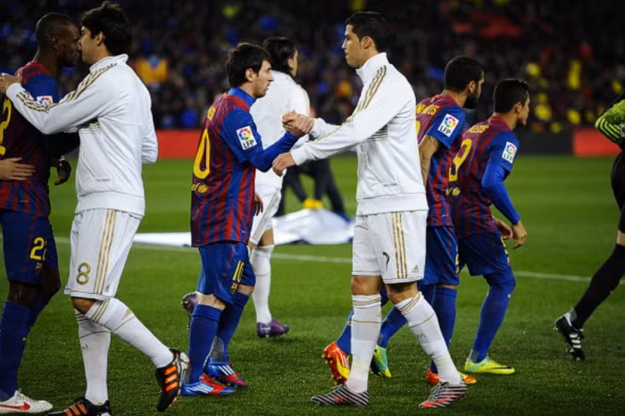 7. Barcelona 2-2 Real Madrid (lượt về tứ kết Copa del Rey, 25/1/2012): Real bị Barca lội ngược dòng 1-2 ở trận lượt đi trước đó 1 tuần tại Bernabeu. Và ở Nou Camp, Pinto cản phá cú đánh đầu cận thành của Higuain ở đầu trận trước khi Pedro và Alves nâng tổng tỷ số lên 4-1 trong 5 phút cuối hiệp 1.
