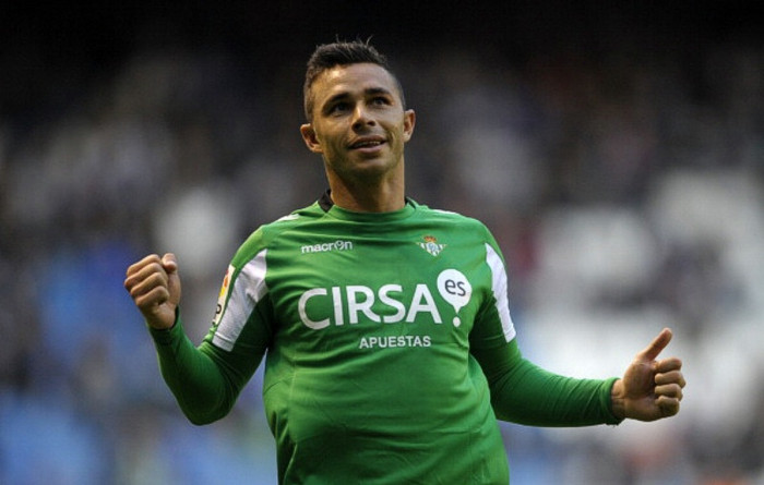 20. Ruben Castro (tiền đạo, Real Betis - 8 bàn thắng, 140 phút/bàn): Ruben đang là chân sút ghi nhiều bàn thắng thứ 4 ở La Liga vào thời điểm hiện tại, và nhờ đó Betis đã leo lên hạng 4 trên BXH vào lúc này. Nếu Ruben giữ được phong độ này, Betis hoàn toàn có thể nghĩ tới Champions League năm sau. 20. Ruben Castro (tiền đạo, Real Betis - 8 bàn thắng, 140 phút/bàn): Ruben đang là chân sút ghi nhiều bàn thắng thứ 4 ở La Liga vào thời điểm hiện tại, và nhờ đó Betis đã leo lên hạng 4 trên BXH vào lúc này. Nếu Ruben giữ được phong độ này, Betis hoàn toàn có thể nghĩ tới Champions League năm sau.