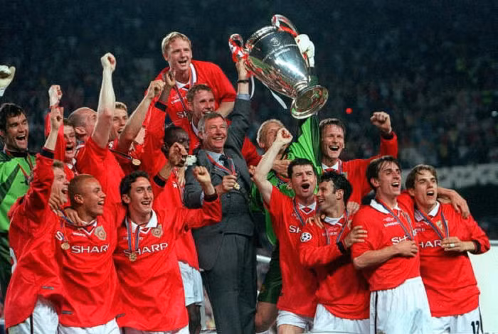 26/5/1999. Manchester United lội ngược dòng 2-1 tại Nou Camp để đánh bại Bayern Munich và đoạt chức vô địch Champions League, hoàn tất cú ăn ba.