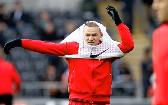Wayne Rooney sẽ không có mặt trong thành phần thi đấu ngày hôm nay, mà lý do là bởi màn trình diễn yếu kém của anh trong trận gặp Swansea cộng thêm chấn thương trong buổi tập hôm qua. Javier Hernandez được lắp vào chỗ trống, dù Hernandez thực tế chơi không tốt trong 6 trận đã qua (chỉ ghi 1 bàn), trong đó có 4 trận anh đá chính và đều không ghi được bàn nào. Ashley Young cũng vắng mặt vì chấn thương.