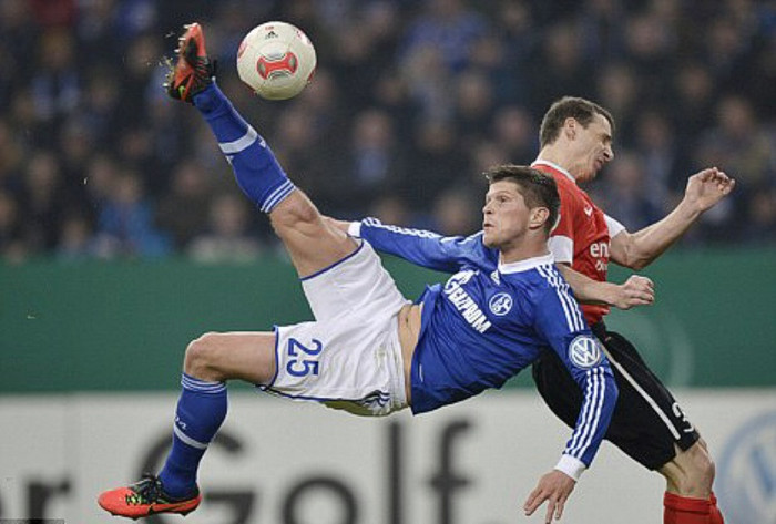 Tờ Daily Mail giật tít lớn cho hay trong tháng 1 này chân sút chủ lực của Schalke 04 và là Vua phá lưới của Bundesliga 2011/12, Klaas Jan-Huntelaar, sẽ chuyển sang thi đấu cho Arsenal trong một thỏa thuận với mức giá khá mềm cho The Gunners. Tờ Daily Mail giật tít lớn cho hay trong tháng 1 này chân sút chủ lực của Schalke 04 và là Vua phá lưới của Bundesliga 2011/12, Klaas Jan-Huntelaar, sẽ chuyển sang thi đấu cho Arsenal trong một thỏa thuận với mức giá khá mềm cho The Gunners.