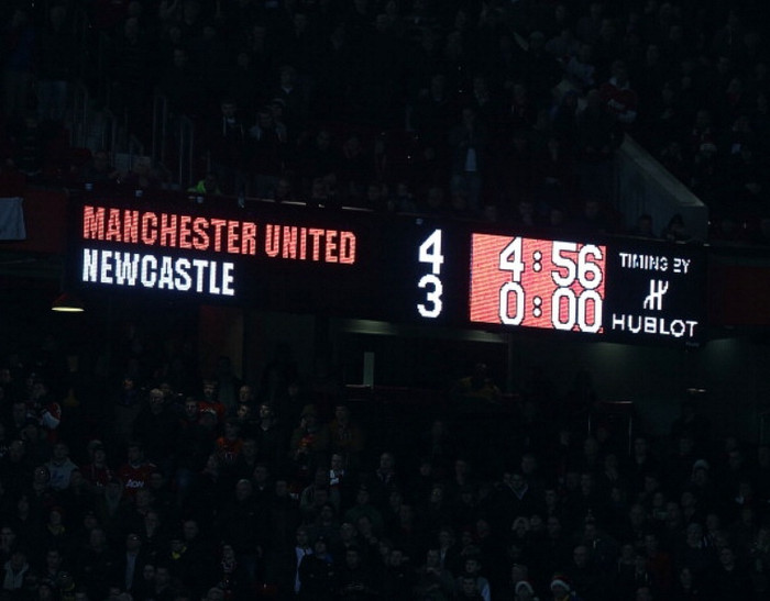 Tỷ số chung cuộc: Man Utd 4-3 Newcastle. Newcastle trượt xuống thứ 15 trên BXH, trong khi Sir Alex Ferguson nhận quà trong ngày Boxing Day không chỉ tại Old Trafford. Sunderland đã đánh bại Man City 1-0, và khoảng cách giữa Man đỏ và Man xanh là 7 điểm. Tỷ số chung cuộc: Man Utd 4-3 Newcastle. Newcastle trượt xuống thứ 15 trên BXH, trong khi Sir Alex Ferguson nhận quà trong ngày Boxing Day không chỉ tại Old Trafford. Sunderland đã đánh bại Man City 1-0, và khoảng cách giữa Man đỏ và Man xanh là 7 điểm.