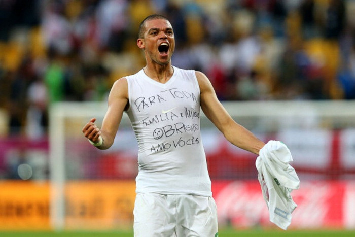 29. Pepe: Một trong những hậu vệ xuất sắc nhất của mùa giải 2011/12, Pepe giúp Real Madrid đạt tới đỉnh cao La Liga với hàng thủ tốt thứ nhì giải đấu và 37 trận đấu, trong đó chỉ 2 trận không đá trọn 90 phút. Anh cũng có mặt trong thành phần ĐT Bồ Đào Nha dự EURO 2012 và lọt tới bán kết trước khi thua trong loạt sút luân lưu trước Tây Ban Nha. 29. Pepe: Một trong những hậu vệ xuất sắc nhất của mùa giải 2011/12, Pepe giúp Real Madrid đạt tới đỉnh cao La Liga với hàng thủ tốt thứ nhì giải đấu và 37 trận đấu, trong đó chỉ 2 trận không đá trọn 90 phút. Anh cũng có mặt trong thành phần ĐT Bồ Đào Nha dự EURO 2012 và lọt tới bán kết trước khi thua trong loạt sút luân lưu trước Tây Ban Nha.