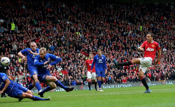 4. Manchester United 4-4 Everton (Premier League, 22/4/2012): Man Utd lúc này đang đứng đầu BXH Premier League với 82 điểm, còn Man City đứng sau với 77 điểm và còn một trận derby Manchester tại Etihad. Cơ hội nối tiếp cơ hội ngay từ phút đầu tiên của trận đấu, và Nikica Jelavic đưa Everton dẫn 1-0 ở phút. Tuy nhiên, Wayne Rooney đưa trận đấu trở lại vạch xuất phát ở phút 41, trước khi Danny Welbeck và Nani giúp M.U dẫn 3-1 sau 1 tiếng thi đấu. Marouane Fellaini rút ngắn 2-3 ở phút 67, nhưng 2 phút sau Rooney tái lập khoảng cách 2 bàn. 4. Manchester United 4-4 Everton (Premier League, 22/4/2012): Man Utd lúc này đang đứng đầu BXH Premier League với 82 điểm, còn Man City đứng sau với 77 điểm và còn một trận derby Manchester tại Etihad. Cơ hội nối tiếp cơ hội ngay từ phút đầu tiên của trận đấu, và Nikica Jelavic đưa Everton dẫn 1-0 ở phút. Tuy nhiên, Wayne Rooney đưa trận đấu trở lại vạch xuất phát ở phút 41, trước khi Danny Welbeck và Nani giúp M.U dẫn 3-1 sau 1 tiếng thi đấu. Marouane Fellaini rút ngắn 2-3 ở phút 67, nhưng 2 phút sau Rooney tái lập khoảng cách 2 bàn.
