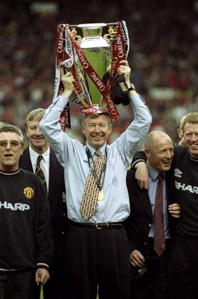 16/5/1999. Alex Ferguson cùng chức vô địch Premier League sau khi Manchester United đánh bại Tottenham 2-1 tại Old Trafford. 16/5/1999. Alex Ferguson cùng chức vô địch Premier League sau khi Manchester United đánh bại Tottenham 2-1 tại Old Trafford.