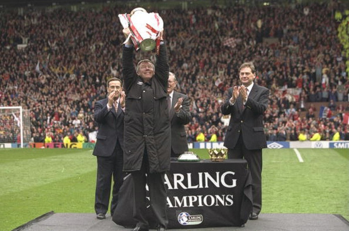 11/5/1997. Alex Ferguson giương cao chức vô địch Premier League thứ 4 của Manchester United sau trận thắng West Ham 2-0 tại Old Trafford. 11/5/1997. Alex Ferguson giương cao chức vô địch Premier League thứ 4 của Manchester United sau trận thắng West Ham 2-0 tại Old Trafford.