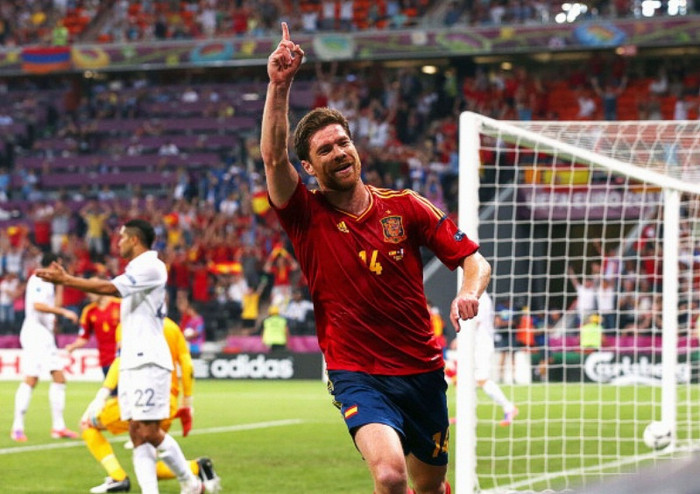 11. Xabi Alonso: Người đàn ông này đã giành được mọi thứ, Champions League, FA Cup, La Liga, Copa del Rey, World Cup… Thêm một La Liga nữa và một EURO nữa vào bộ sưu tập của Alonso trong năm 2012. Alonso đặt cột mốc mới về kiến tạo với 8 lần trong mùa 2011/12, mùa giải mà anh cũng đặt một cột mốc khác là 3.139 phút ra sân ở La Liga, số phút thi đấu nhiều nhất của Alonso trong sự nghiệp. Anh đá đủ 6 trận cho ĐT Tây Ban Nha tại EURO 2012, và ghi một cú đúp trong trận thắng 2-0 trước Pháp ở tứ kết.