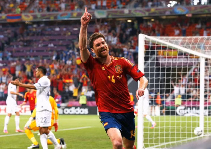 11. Xabi Alonso: Người đàn ông này đã giành được mọi thứ, Champions League, FA Cup, La Liga, Copa del Rey, World Cup… Thêm một La Liga nữa và một EURO nữa vào bộ sưu tập của Alonso trong năm 2012. Alonso đặt cột mốc mới về kiến tạo với 8 lần trong mùa 2011/12, mùa giải mà anh cũng đặt một cột mốc khác là 3.139 phút ra sân ở La Liga, số phút thi đấu nhiều nhất của Alonso trong sự nghiệp. Anh đá đủ 6 trận cho ĐT Tây Ban Nha tại EURO 2012, và ghi một cú đúp trong trận thắng 2-0 trước Pháp ở tứ kết.