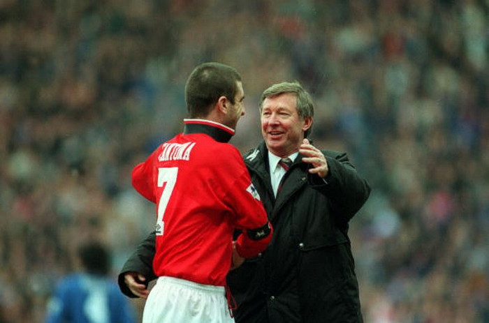 Alex Ferguson ăn mừng chiến thắng ở bán kết FA Cup 1996 với Eric Cantona sau khi Man Utd vượt qua Chelsea 2-1. Alex Ferguson ăn mừng chiến thắng ở bán kết FA Cup 1996 với Eric Cantona sau khi Man Utd vượt qua Chelsea 2-1.