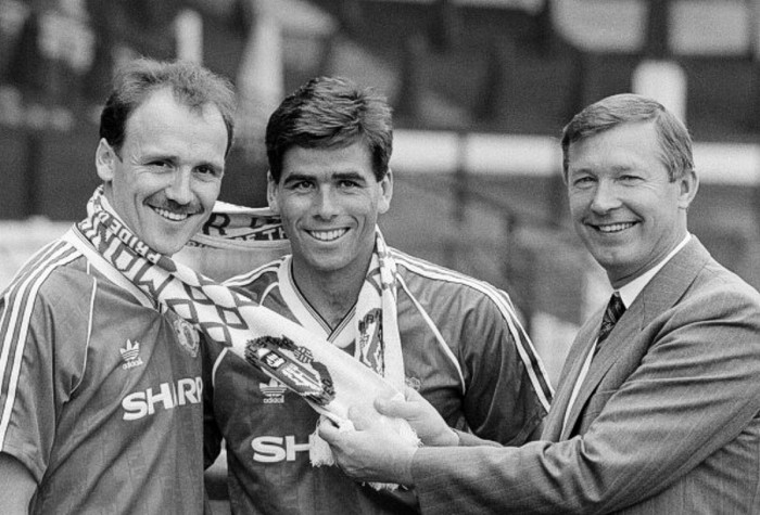 Mike Phelan (trái) và Neil Webb (giữa) cùng Alex Ferguson trong buổi lễ ra mắt 2 tân binh với Manchester United, tháng 6/1989.Xem thêm phần 1.