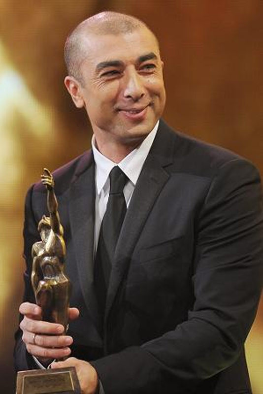 Chỉ chưa đầy 1 tháng sau khi Roberto Di Matteo bị Chelsea sa thải vì chuỗi 3 trận không thắng, người đàn ông quốc tịch Italia nhưng sinh ra ở Thụy Sĩ này đã được trao danh hiệu HLV của năm tại Zurich. Chỉ chưa đầy 1 tháng sau khi Roberto Di Matteo bị Chelsea sa thải vì chuỗi 3 trận không thắng, người đàn ông quốc tịch Italia nhưng sinh ra ở Thụy Sĩ này đã được trao danh hiệu HLV của năm tại Zurich.