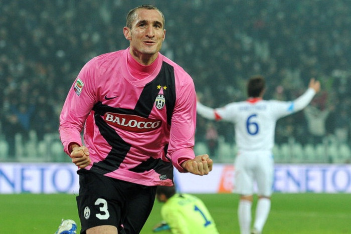 18. Giorgio Chiellini: Một năm rất thành công của Chiellini. Anh là hòn đá tảng của hàng thủ Juve trong mùa giải 2011/12 bất bại và hàng thủ của Juventus do Chiellini chỉ huy trải qua 38 vòng đấu mà chỉ thủng lưới có 20 bàn, và chỉ 2 trận là Juventus thủng lưới từ 2 bàn trở lên. Chiellini chuyển hóa thành công ở Serie A lên cấp độ đội tuyển khi đưa Italia lọt vào chung kết EURO 2012.