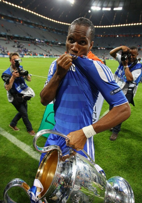 Đề cử danh dự - Didier Drogba: Drogba lặn mất tăm trong nửa cuối năm 2011 vì Andre Villas-Boas, tuy nhiên trong 3 tháng cuối cùng của mùa giải anh bất ngờ tái xuất với những bàn thắng vô cùng quan trọng để đưa Chelsea tới cú đúp bất ngờ nhất trong lịch sử. Tại FA Cup, Drogba nâng tỷ số lên 2-0 để Chelsea thắng chung cuộc 2-1 trước Liverpool trong trận chung kết. Tại Champions League, anh mở tỷ số để Chelsea bắt đầu màn lội ngược dòng khó tin trước Napoli ở tứ kết, ghi bàn thắng duy nhất vào lưới Barcelona ở trận lượt đi bán kết và là người gỡ hòa ở phút 88 cho Chelsea trước Bayern Munich trong trận chung kết, trước khi đạt tới cao trào của sự nghiệp với cú sút 11m mang lại chiếc cúp châu Âu cho The Blues. Đề cử danh dự - Didier Drogba: Drogba lặn mất tăm trong nửa cuối năm 2011 vì Andre Villas-Boas, tuy nhiên trong 3 tháng cuối cùng của mùa giải anh bất ngờ tái xuất với những bàn thắng vô cùng quan trọng để đưa Chelsea tới cú đúp bất ngờ nhất trong lịch sử. Tại FA Cup, Drogba nâng tỷ số lên 2-0 để Chelsea thắng chung cuộc 2-1 trước Liverpool trong trận chung kết. Tại Champions League, anh mở tỷ số để Chelsea bắt đầu màn lội ngược dòng khó tin trước Napoli ở tứ kết, ghi bàn thắng duy nhất vào lưới Barcelona ở trận lượt đi bán kết và là người gỡ hòa ở phút 88 cho Chelsea trước Bayern Munich trong trận chung kết, trước khi đạt tới cao trào của sự nghiệp với cú sút 11m mang lại chiếc cúp châu Âu cho The Blues.