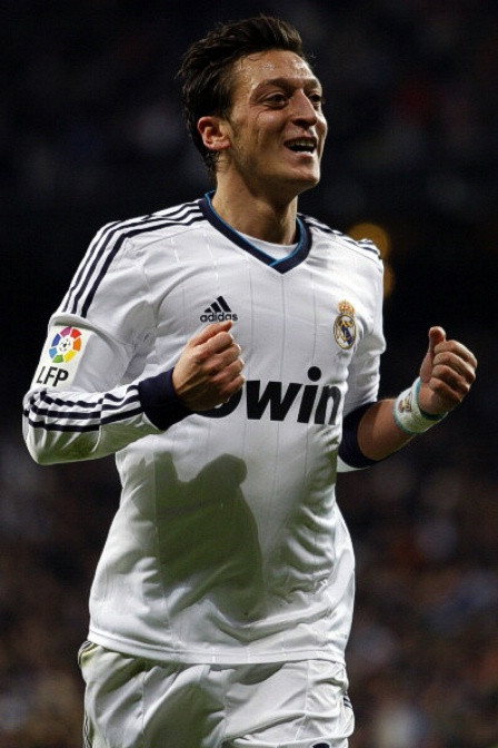 31. Mesut Ozil: Người dẫn đầu danh sách kiến tạo của La Liga mùa giải 2011/12 với 20 đường chuyền thành bàn, Ozil có mùa giải tốt nhất cùng Real và phần thưởng cho anh là chức vô địch La Liga. Anh còn giúp ĐT Đức vào bán kết EURO 2012 với 3 kiến tạo, ngang bằng với người dẫn đầu David Silva (nhưng Silva ghi hơn Ozil 1 bàn thắng). 31. Mesut Ozil: Người dẫn đầu danh sách kiến tạo của La Liga mùa giải 2011/12 với 20 đường chuyền thành bàn, Ozil có mùa giải tốt nhất cùng Real và phần thưởng cho anh là chức vô địch La Liga. Anh còn giúp ĐT Đức vào bán kết EURO 2012 với 3 kiến tạo, ngang bằng với người dẫn đầu David Silva (nhưng Silva ghi hơn Ozil 1 bàn thắng).