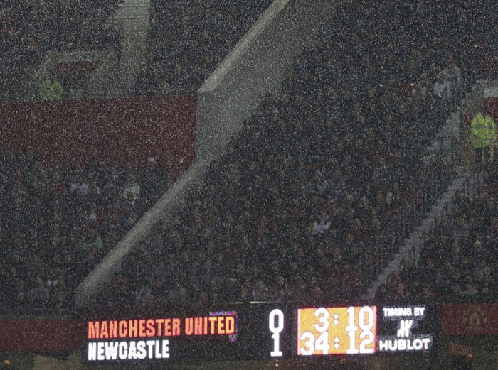 Tỷ số đang là 1-0 cho Newcastle tại Old Trafford, nơi mưa ngày càng nặng hạt. Tỷ số đang là 1-0 cho Newcastle tại Old Trafford, nơi mưa ngày càng nặng hạt.
