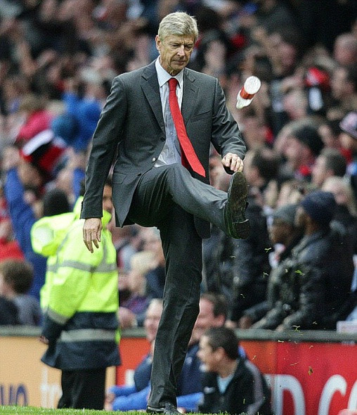 Cũng là Mike Dean vào tháng 8/2009 đã đuổi HLV Arsene Wenger của Arsenal lên khán đài Old Trafford khi một bàn thắng của Robin Van Persie ở phút bù giờ không được công nhận, trong tình huống đó Bacary Sagna được cho là đã ở tư thế việt vị khi Van Persie chuyền bổng vào khu cấm địa M.U, tuy nhiên quay chậm cho thấy có vẻ như Sagna không chạm bóng khi nhảy lên cùng với Rio Ferdinand. Wenger đã phản ứng lại quyết định này nhưng không được, và sau đó “Giáo sư” đã dùng chân đá vào một chai nước trên đường pitch. Cũng là Mike Dean vào tháng 8/2009 đã đuổi HLV Arsene Wenger của Arsenal lên khán đài Old Trafford khi một bàn thắng của Robin Van Persie ở phút bù giờ không được công nhận, trong tình huống đó Bacary Sagna được cho là đã ở tư thế việt vị khi Van Persie chuyền bổng vào khu cấm địa M.U, tuy nhiên quay chậm cho thấy có vẻ như Sagna không chạm bóng khi nhảy lên cùng với Rio Ferdinand. Wenger đã phản ứng lại quyết định này nhưng không được, và sau đó “Giáo sư” đã dùng chân đá vào một chai nước trên đường pitch.