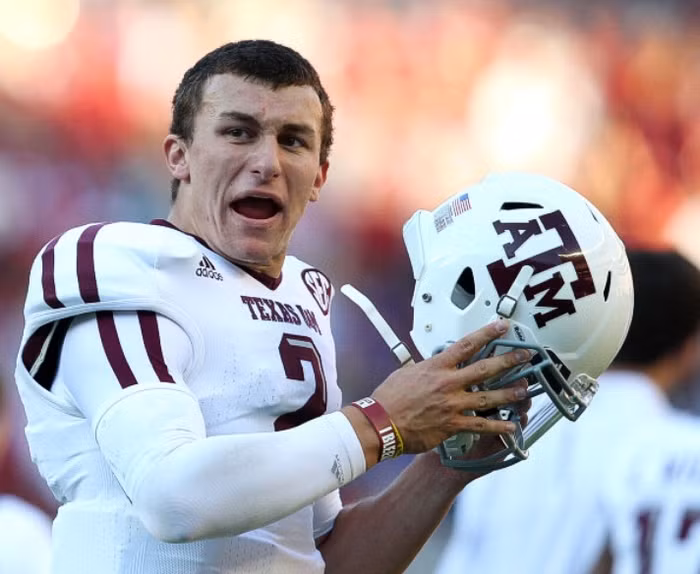 6. Johnny Manziel – Bóng bầu dục: Nếu anh đoạt chức vô địch NCAA và danh hiệu cầu thủ xuất sắc nhất, đó sẽ là một thành tựu trọn đời. Nhưng nếu anh đoạt cả 2 thứ trong năm đầu tiên của cuộc đời sinh viên, anh sẽ đi vào huyền thoại. Texas A&M Aggies vô địch NCAA với tài năng của Maziel, sinh viên năm nhất đầu tiên trong lịch sử vô địch NCAA và đoạt chiếc cúp Davey O’Brien cho Cầu thủ xuất sắc nhất.