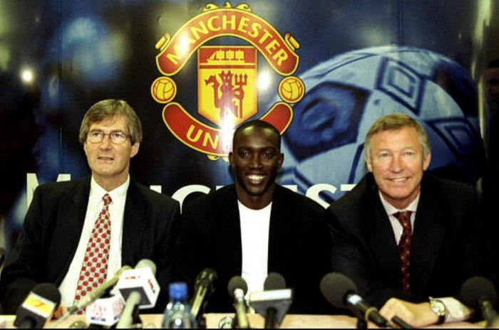 20/8/1998. Dwight Yorke trong buổi họp báo ra mắt Manchester United bên cạnh Alex Ferguson và chủ tịch Martin Edwards. 20/8/1998. Dwight Yorke trong buổi họp báo ra mắt Manchester United bên cạnh Alex Ferguson và chủ tịch Martin Edwards.