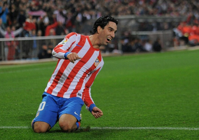 35. Arda Turan: Một trong những cầu thủ giàu danh hiệu nhất của bóng đá Thổ Nhĩ Kỳ, Turan khẳng định tài năng của mình khi đá chính tại Atletico Madrid ngay trong mùa đầu tiên ở CLB và đưa đội bóng áo sọc Đỏ - Trắng tới chức vô địch Europa League và Siêu cúp châu Âu. 35. Arda Turan: Một trong những cầu thủ giàu danh hiệu nhất của bóng đá Thổ Nhĩ Kỳ, Turan khẳng định tài năng của mình khi đá chính tại Atletico Madrid ngay trong mùa đầu tiên ở CLB và đưa đội bóng áo sọc Đỏ - Trắng tới chức vô địch Europa League và Siêu cúp châu Âu.