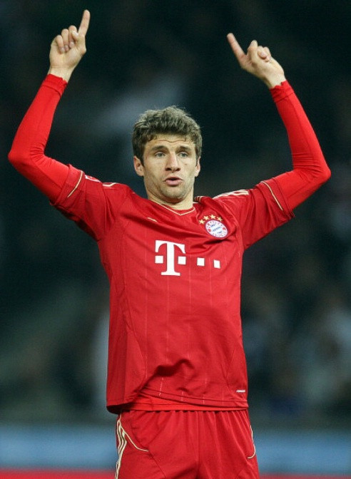 26. Thomas Muller: Từ một tài năng rất “thô”, Mueller trở thành một cầu thủ rất điêu luyện về kỹ thuật trong mùa giải 2011/12 và là một chuyên gia phân phối bóng cho Bayern với 13 kiến tạo (ngang bằng mùa 2010/11) cùng 7 bàn thắng. Anh cùng Bayern vào chung kết Champions League và cùng ĐT Đức vào bán kết EURO 2012. 26. Thomas Muller: Từ một tài năng rất “thô”, Mueller trở thành một cầu thủ rất điêu luyện về kỹ thuật trong mùa giải 2011/12 và là một chuyên gia phân phối bóng cho Bayern với 13 kiến tạo (ngang bằng mùa 2010/11) cùng 7 bàn thắng. Anh cùng Bayern vào chung kết Champions League và cùng ĐT Đức vào bán kết EURO 2012.
