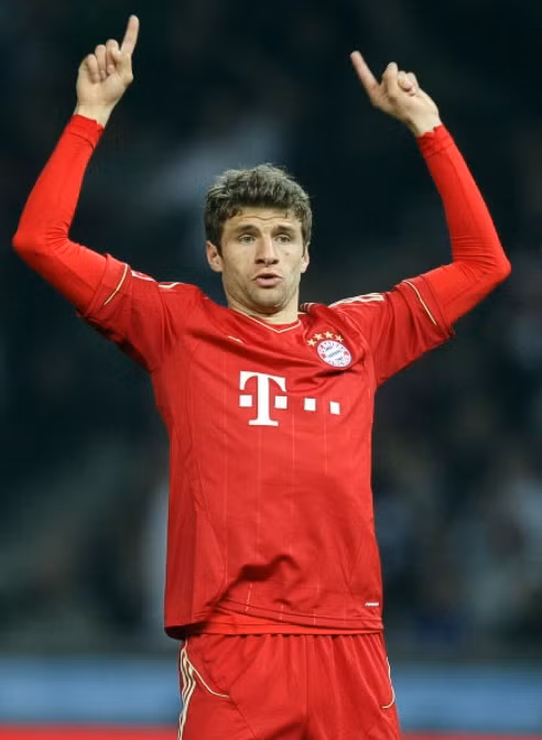 26. Thomas Muller: Từ một tài năng rất “thô”, Mueller trở thành một cầu thủ rất điêu luyện về kỹ thuật trong mùa giải 2011/12 và là một chuyên gia phân phối bóng cho Bayern với 13 kiến tạo (ngang bằng mùa 2010/11) cùng 7 bàn thắng. Anh cùng Bayern vào chung kết Champions League và cùng ĐT Đức vào bán kết EURO 2012.
